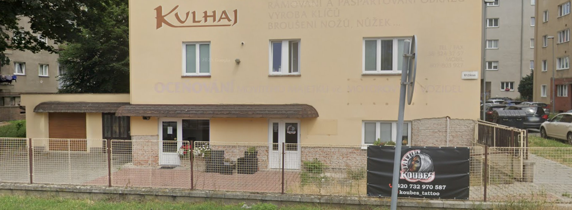 Exteriér budovy, kde sídlí KOUBES TATTOO STUDIO